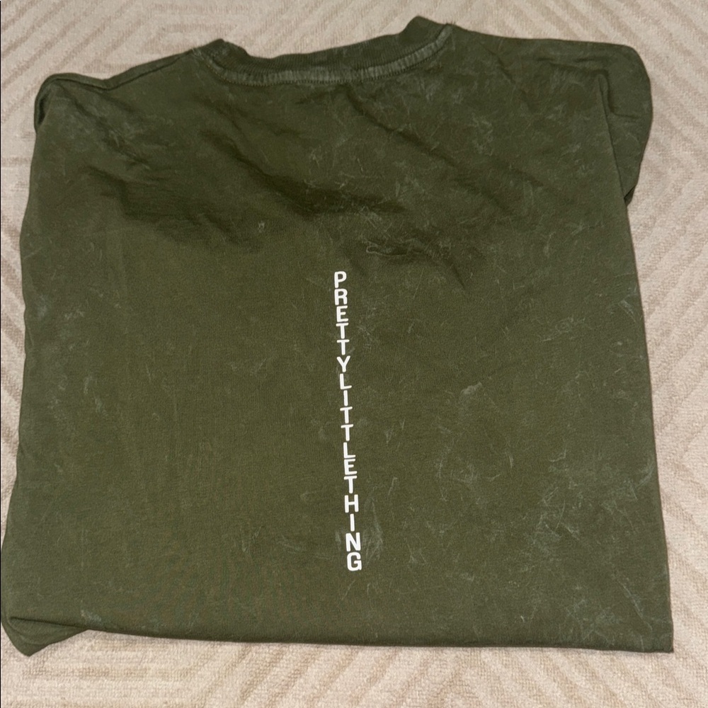 PrettyLittleThing Olive Green Short Sleeve Tee
worn once
size 2